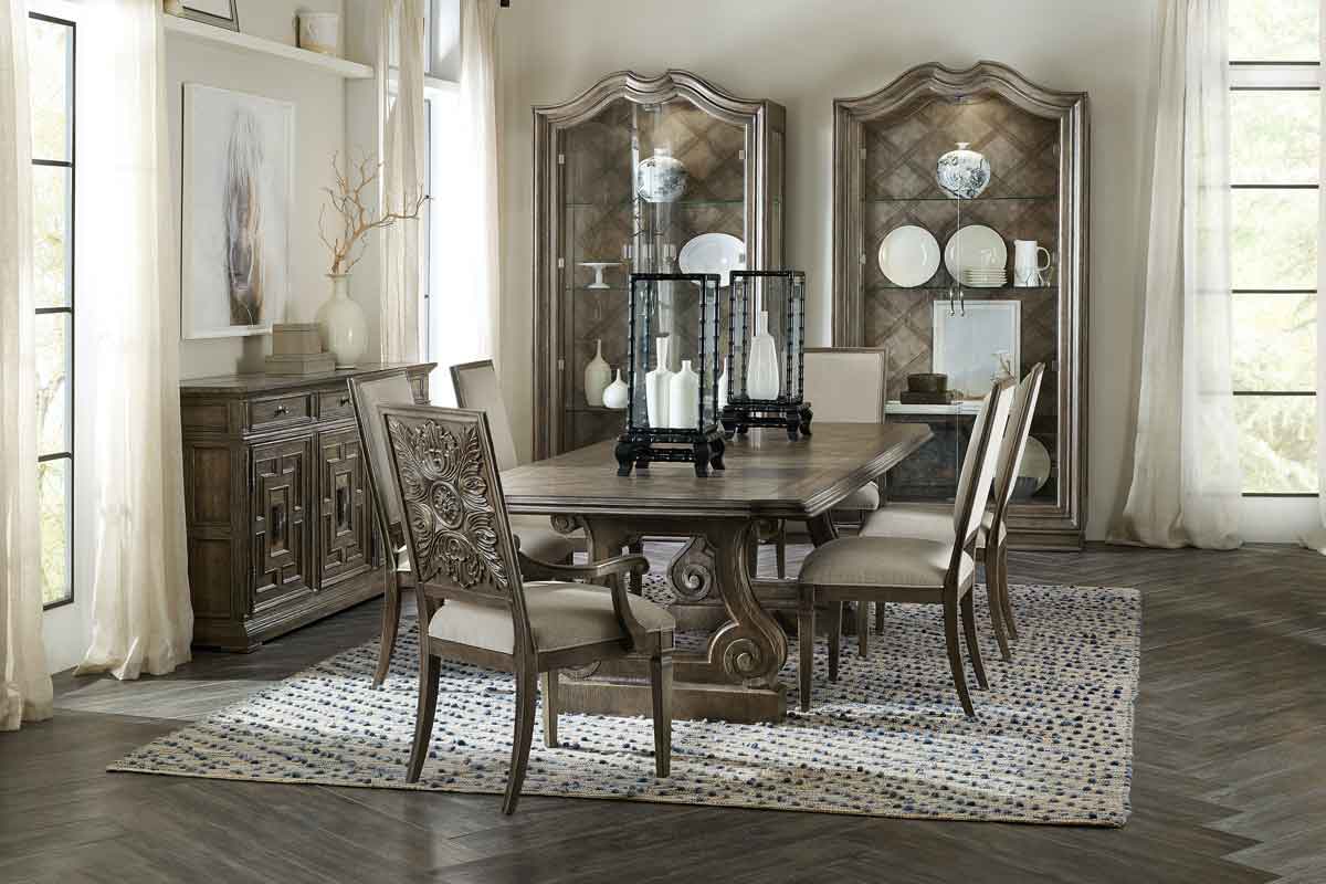 classic style chair with engraved details on its back, vintage style living and dinning sets, xaragmenes leptomeries sto piso meros tis xilinis kareklas,