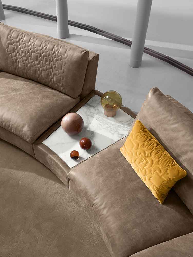 close up brown leather sofa with connected table as a side, demratinos kanapes kontino me marmaretino trapezaki enomeno, marble side table for circular combo sofa, leather brown beige sofa for big space, adjustable circular leather sofa to any size you wa