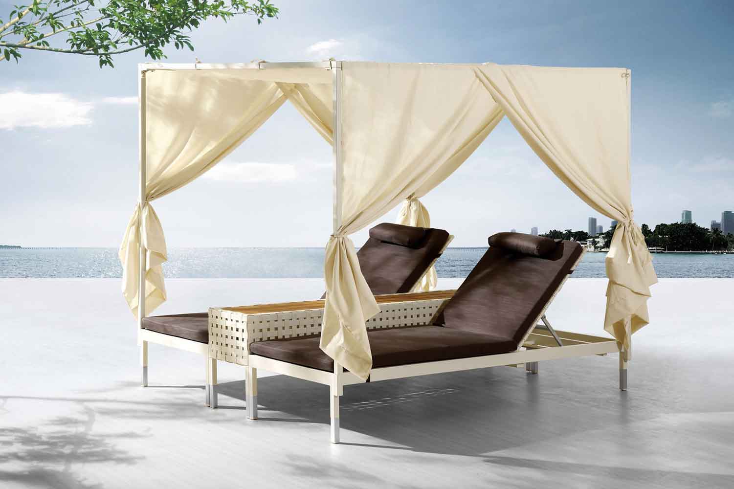 high sunbed for outdoor use, outdoor sunbed, double sunbed with wooden table in the middle, connected double single sunbeds, krevataki exoterikou xorou me kourtina, curtained double sunbed for outdoor use, sunbeds with adjustable back, rithmizomeni raxi k
